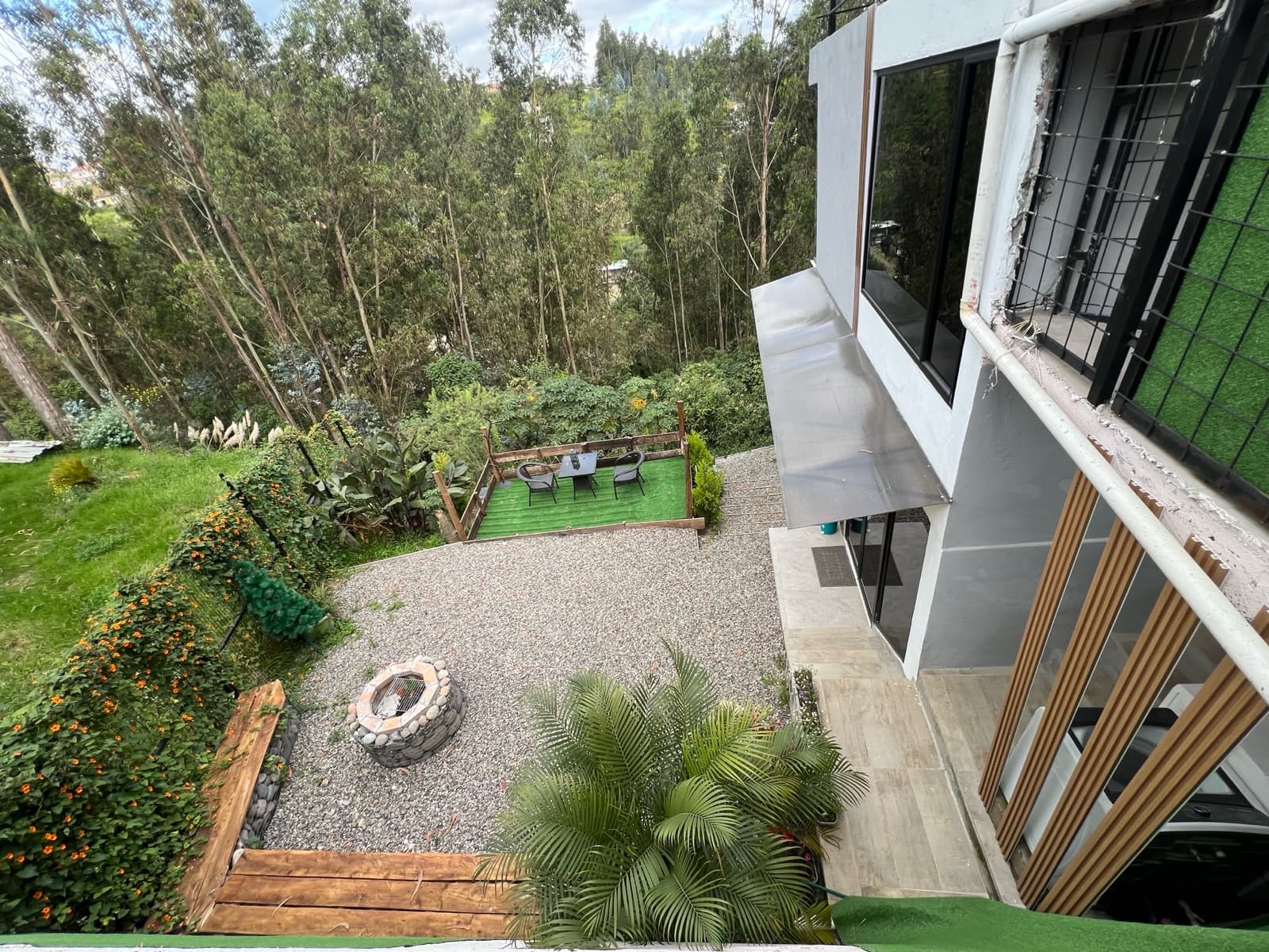Oportunidad Hermosa Casa Con Dos Departamento - Cuenca - 1