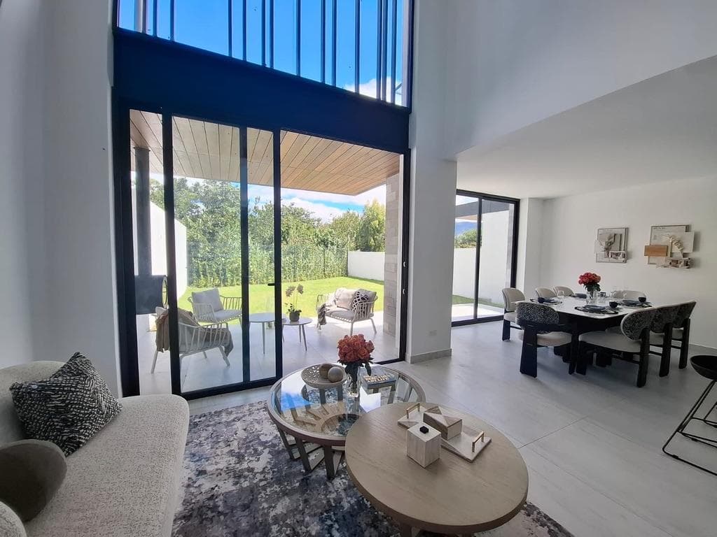 Casa en venta NO adosada, 3 dormitorios con baño, piscina, gimnasio, áreas verde - 1