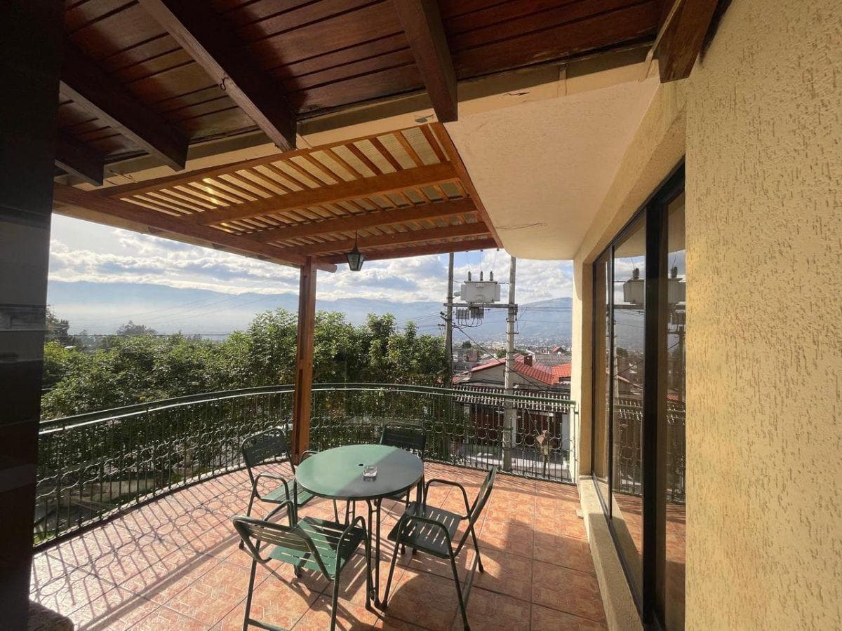 VENDO AMPLIA CASA CON VISTA PANORAMICA HACIA CUMBAYA - MIRAVALLE - *mm* - 1