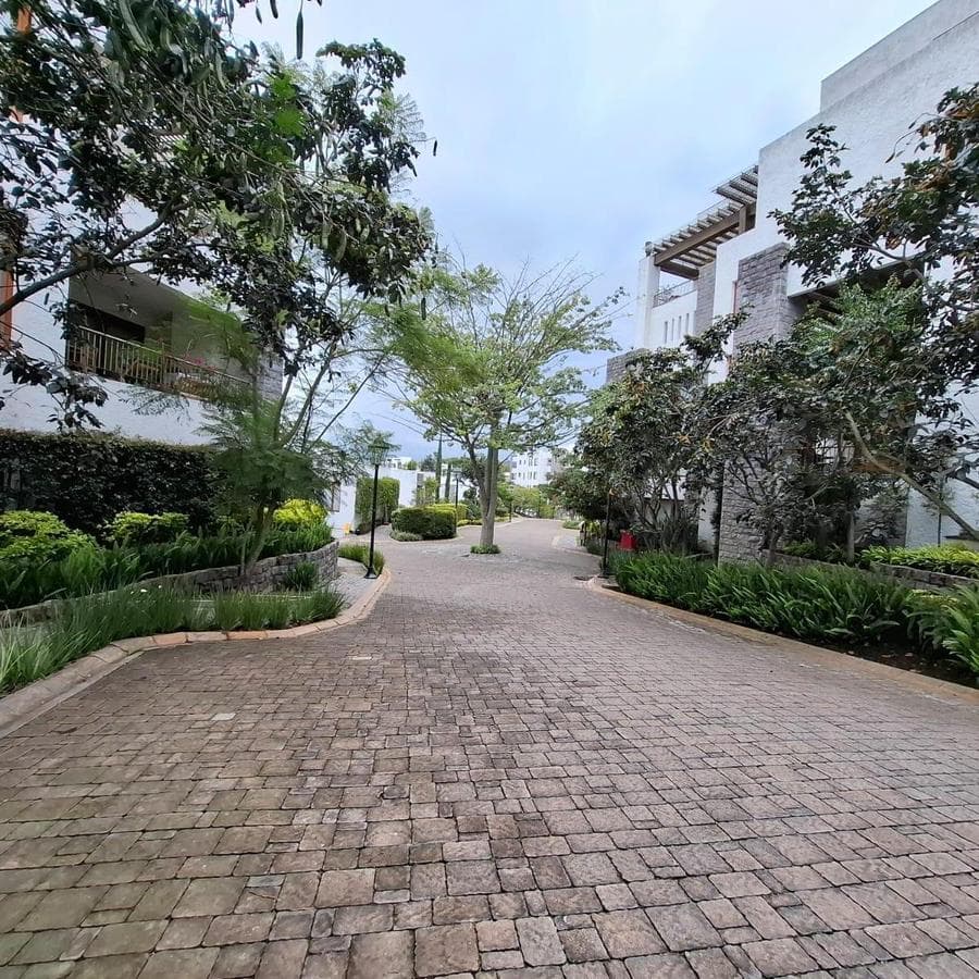 DEPARTAMENTO DE VENTA, TRES HABITACIONES, TRES BAÑOS, TERRAZA, AMENDIDADES EN CUMBAYA - 1