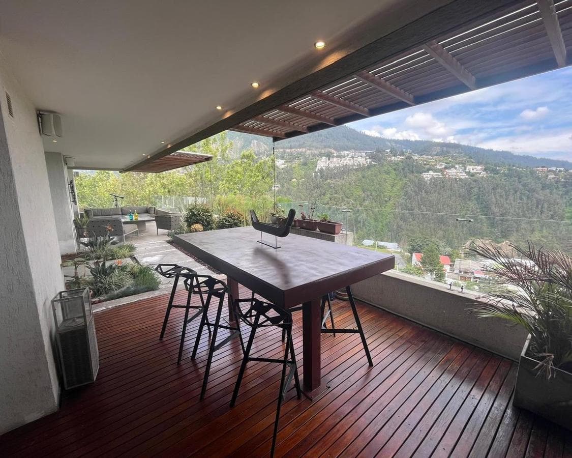 Departamento de venta en Cumbayá, espectacular vista 330 m - 1