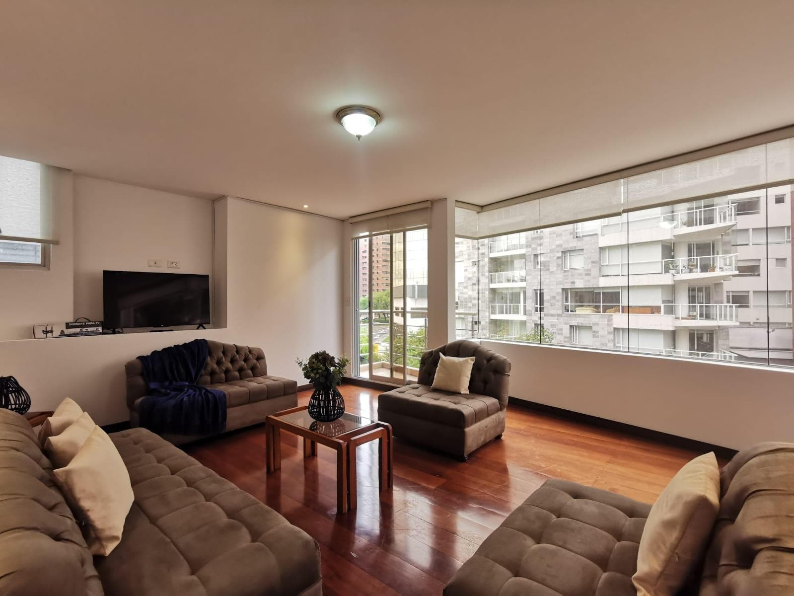 Departamento en Renta amoblado La Coruña y González Suárez - 1