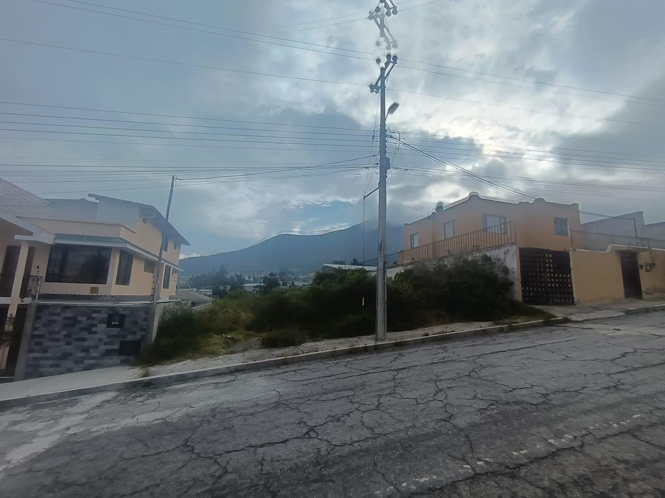 Terreno Venta dentro de Urbanización. Sector Mitad del Mundo. - 1