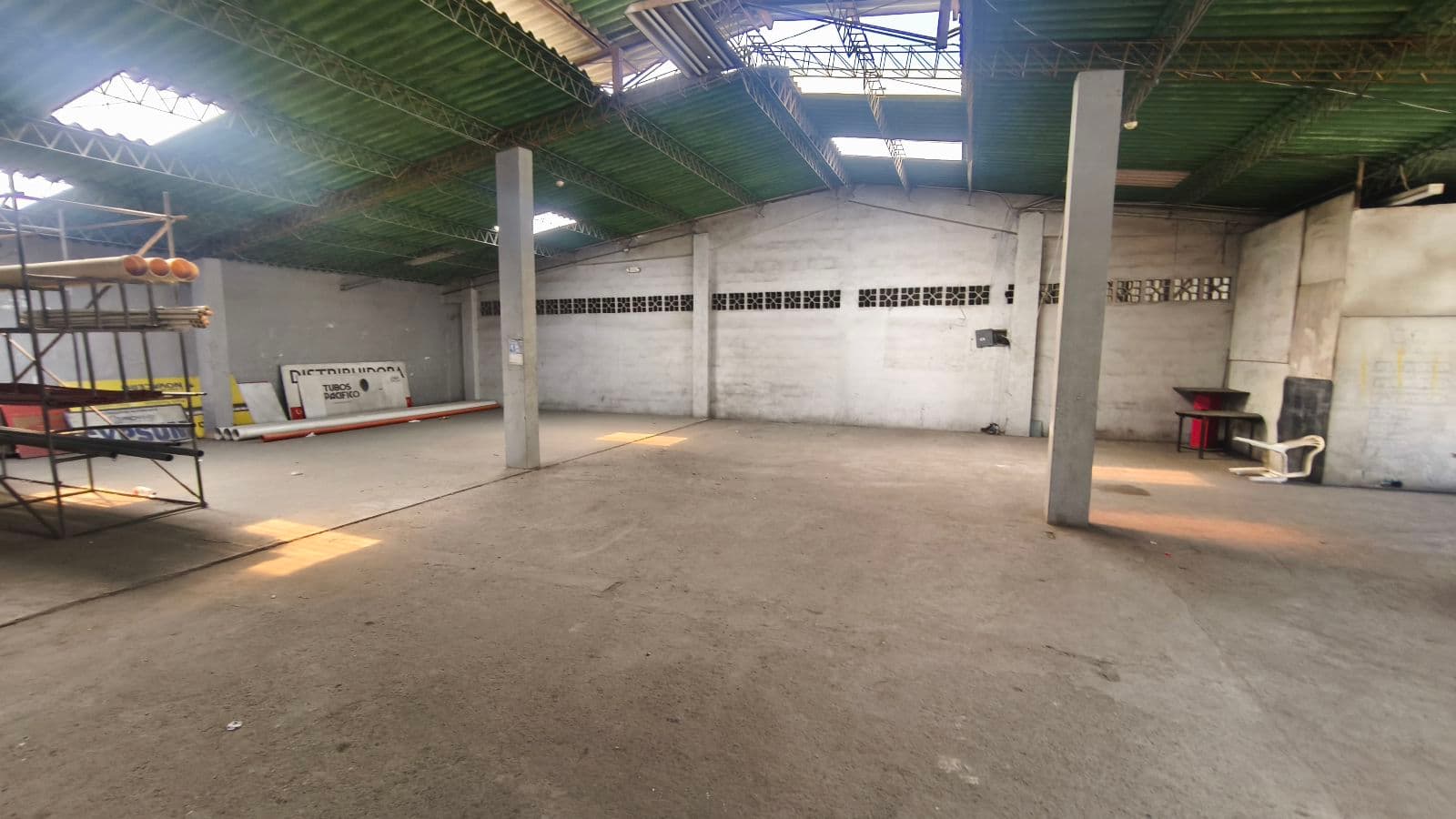 Alquiler Galpón con Oficinas y parqueo Av Nicolas Lapenti Centro de Durán, 1500 m2 j.c. - 1