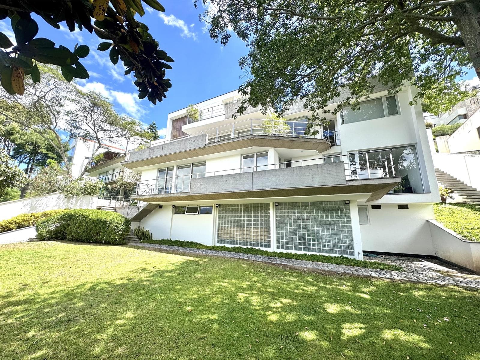 CUMBAYÁ - PILLAGUA CASA EN VENTA 1000 M² 3 HABITACIONES CON SUITE INDEPENDIENTE - 1