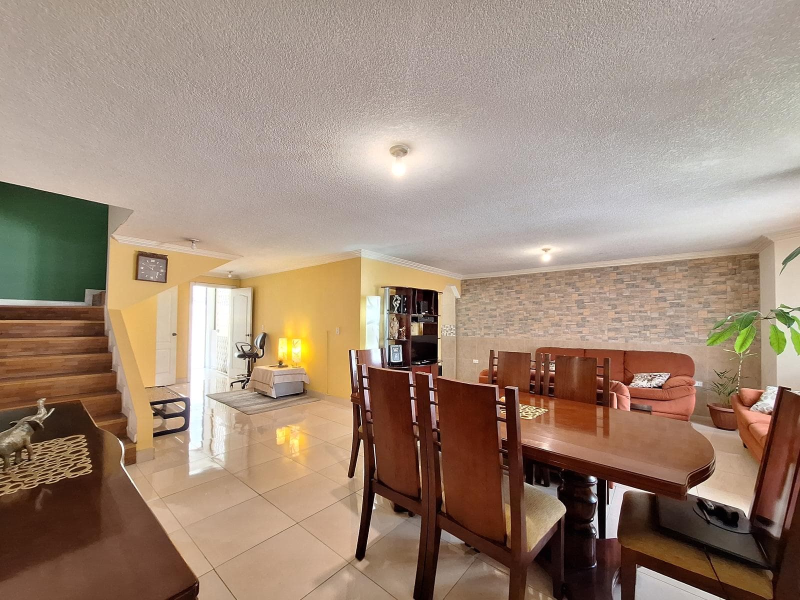 En venta casa independiente de 4 dormitorios, dos parqueaderos y amplio patio posterior - 1