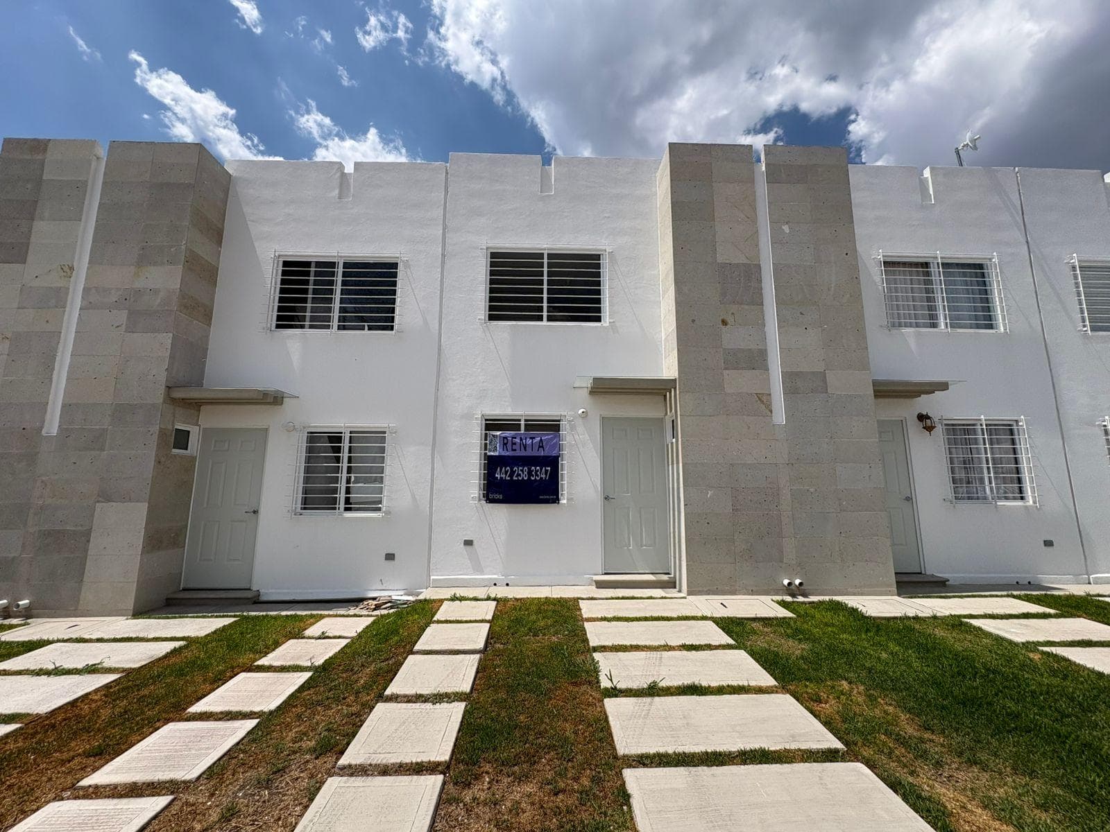 Casa en Renta de 2 Recámaras en Privada | Cerca de Parques Industriales y Aeropuerto Querétaro - 1