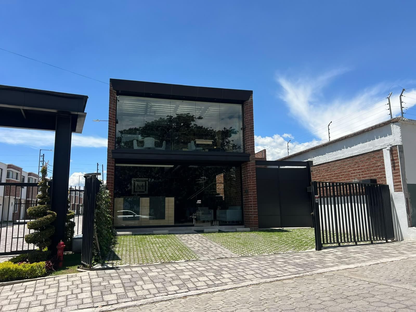 MV - SECTOR PUEMBO EN VENTA LOCAL COMERCIAL EN EXCELENTE UBICACIÓN - 1