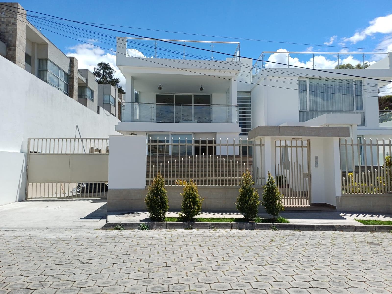 Exclusiva Casa en Venta de 3 Dormitorios con Porche, BBQ, Patios y Terraza – Yanazarapata - 1