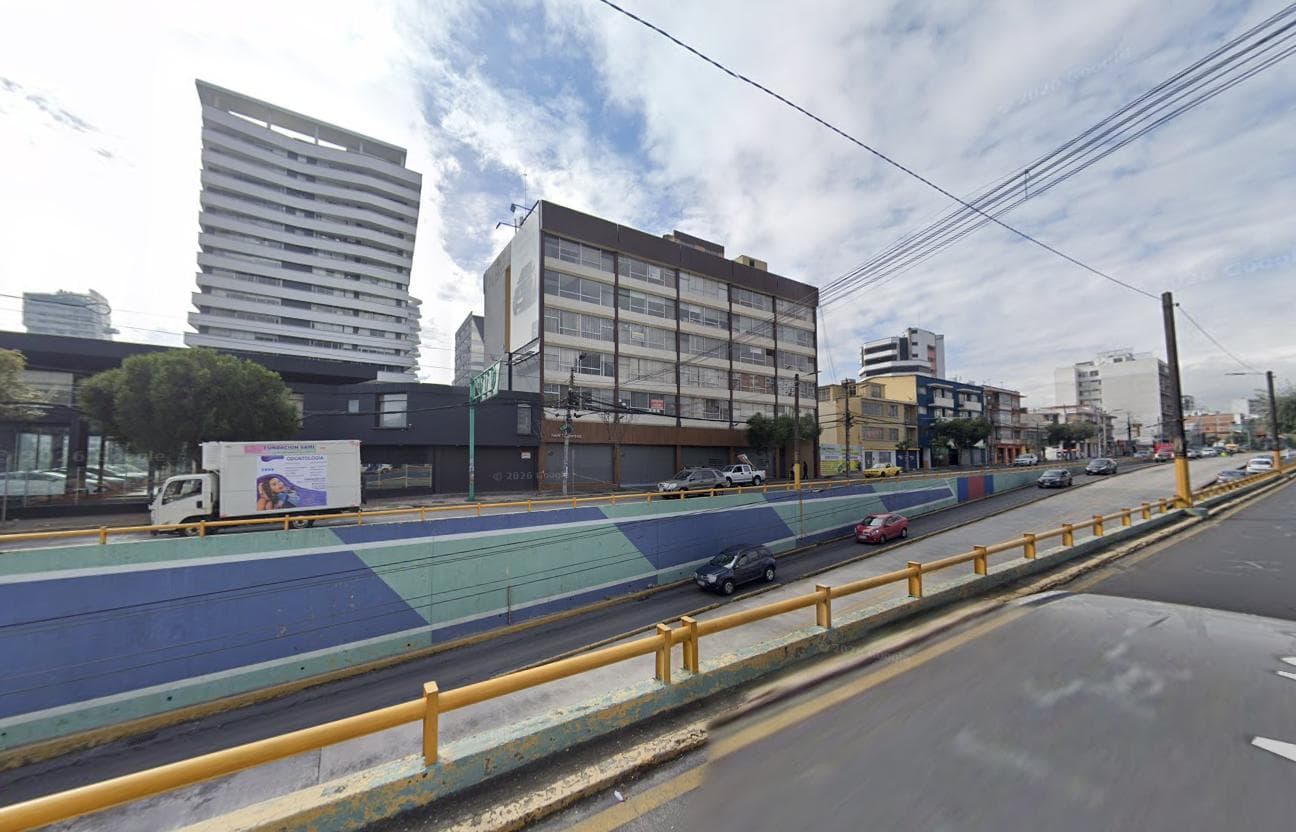 Oficina en Venta con Parqueadero | Av. 10 de Agosto y NN.UU - 1