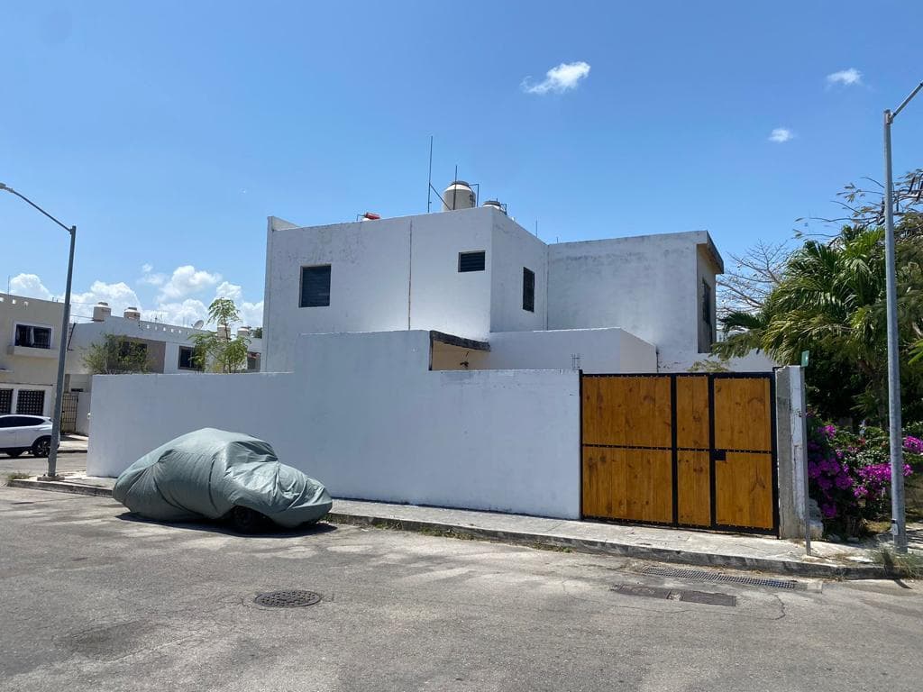 Casa en Esquina en Venta en Playa del Carmen | 2 Recámaras | Potencial de Ampliación en La Toscana - 1