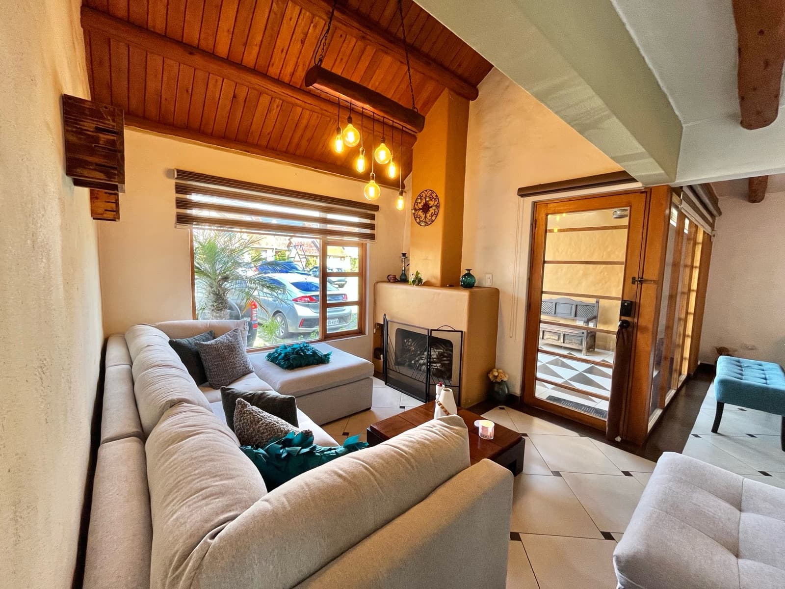VENDO CASA CON AMPLIO PORCHE TRASERO EN EL BULEVAR DE LAS ACACIAS AV - 1