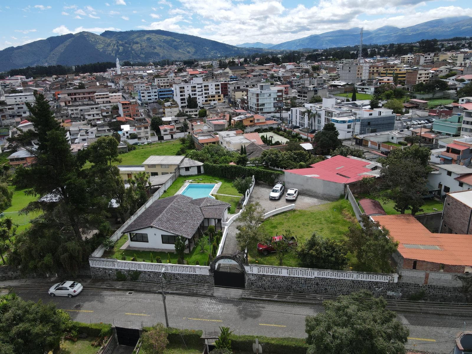 Casa Comercial en Renta Sangolqui | Alto Potencial de Negocio, a dos cuadras de la Novaclínica - 1