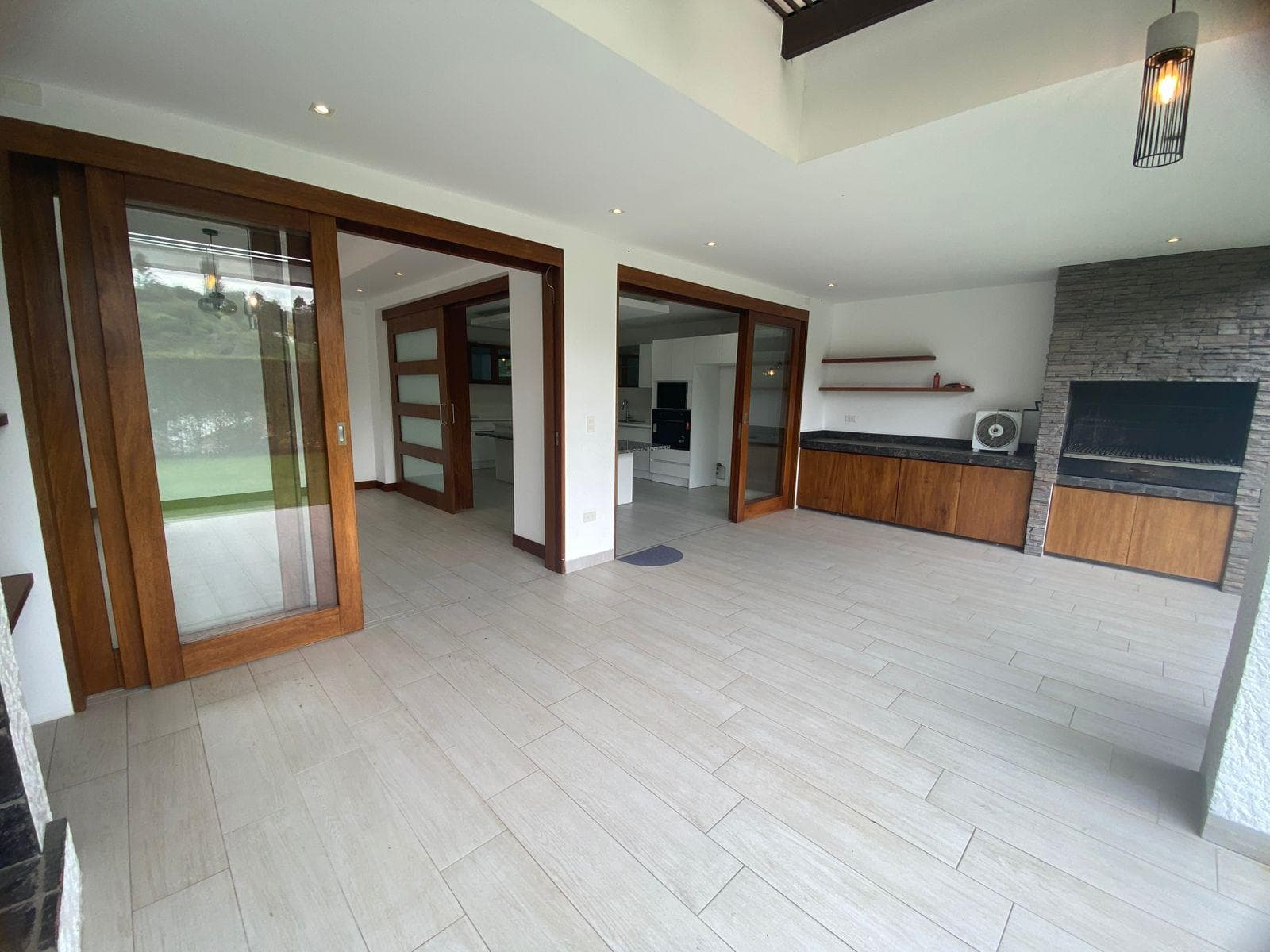 Venta de Casa 4 Dormitorios, en Urbanizacion, diseño doble altura, Nayon - 1