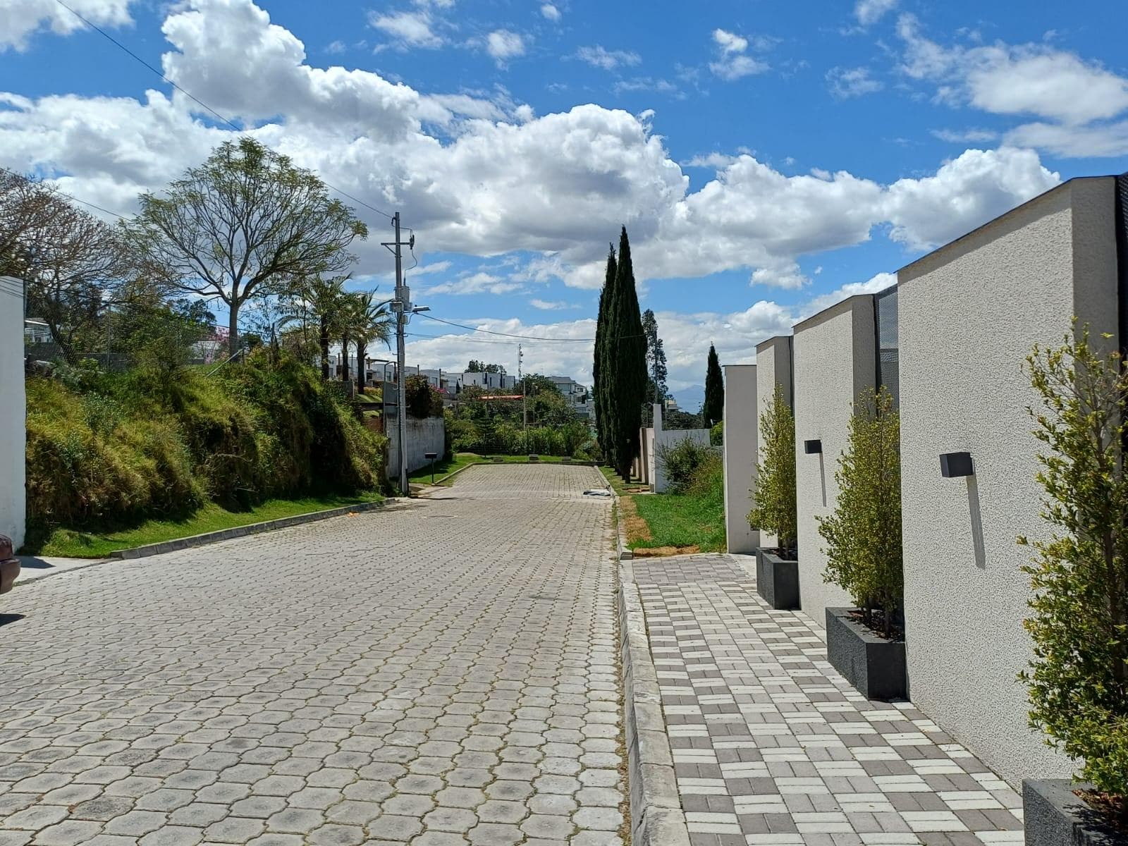 Exclusivo Departamento en Venta de 3 Dormitorios con Patio Privado en Yanazarapata-Cumbayá - 1