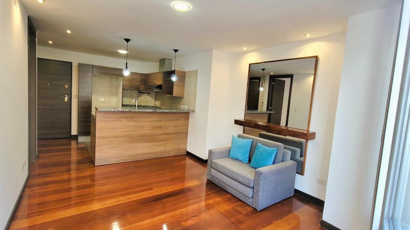 Rento Suite con balcón, 60m² Av. La Coruña y González Suarez - 1