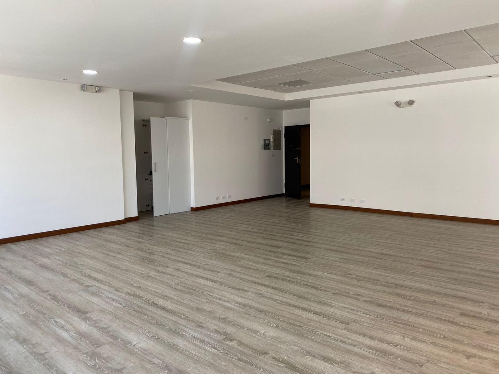 MV - SECTOR LA CAROLINA, AV PORTUGAL, EN RENTA OFICINA 102M2 SIN MUEBLES - 1