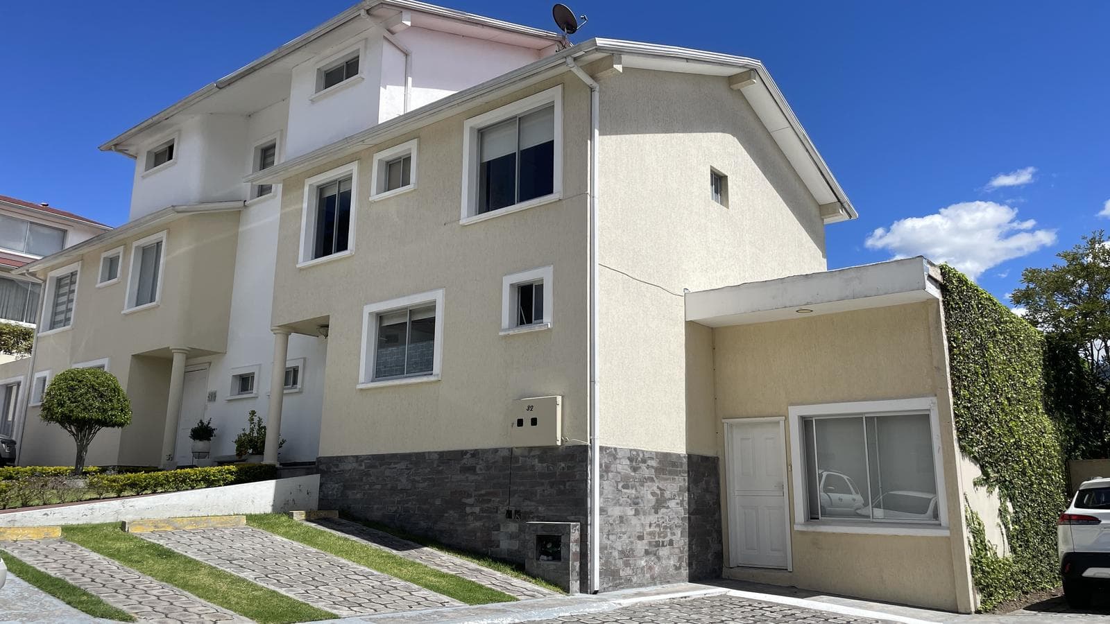 CARCELÉN - Casa de tres dormitorios en venta + suite - 1