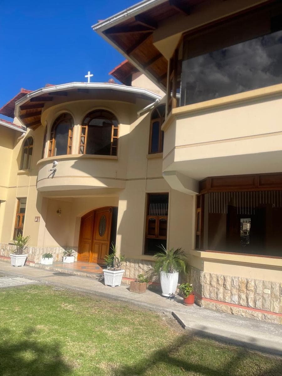 CUMBAYÁ - LA PRIMAVERA, BONITA CASA DE 525 M2 EN RENTA DE 4 DORMITORIOS. - 1