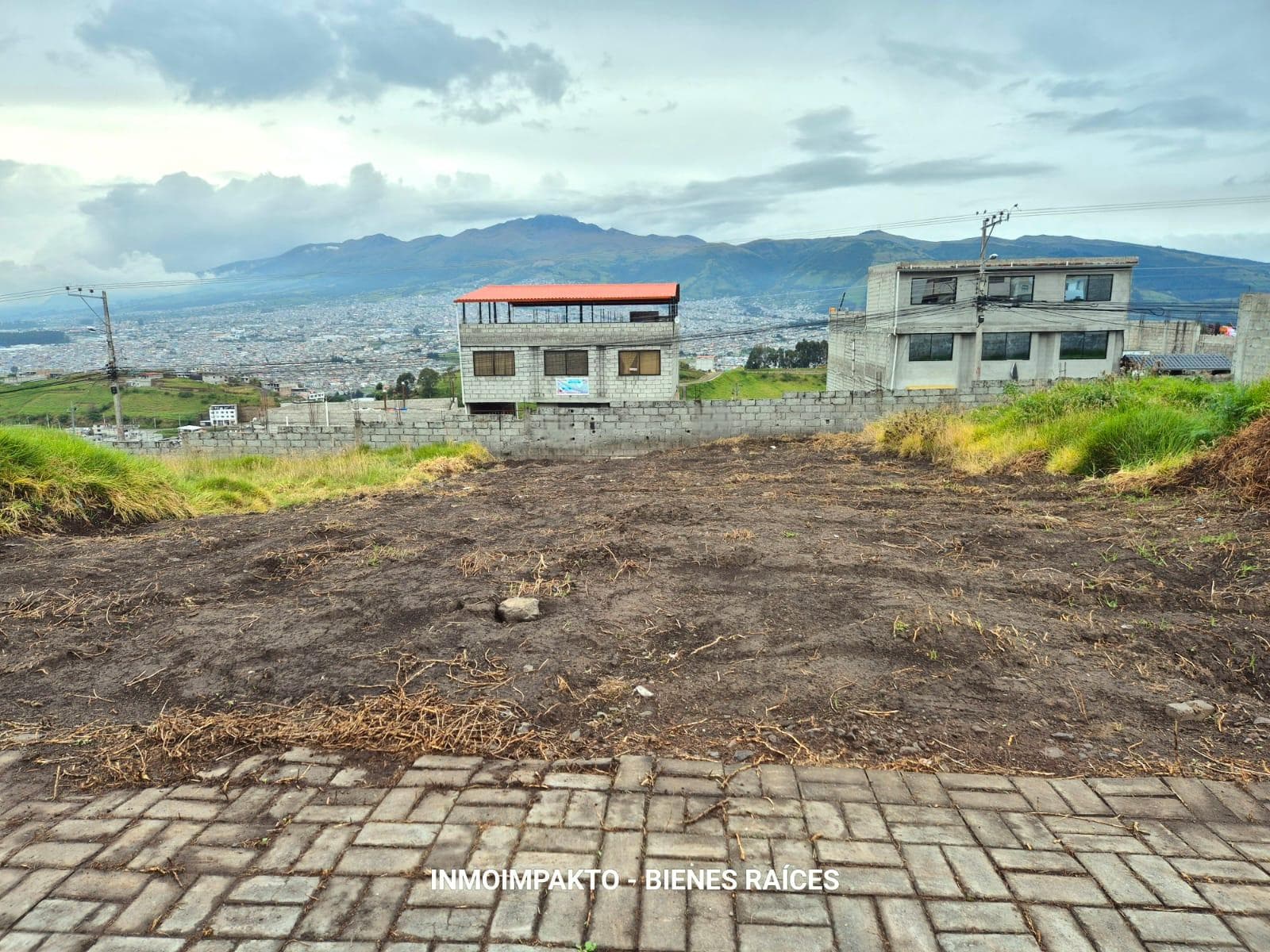 Terreno en Venta Av. Simón Bolívar Sur de Quito - 1