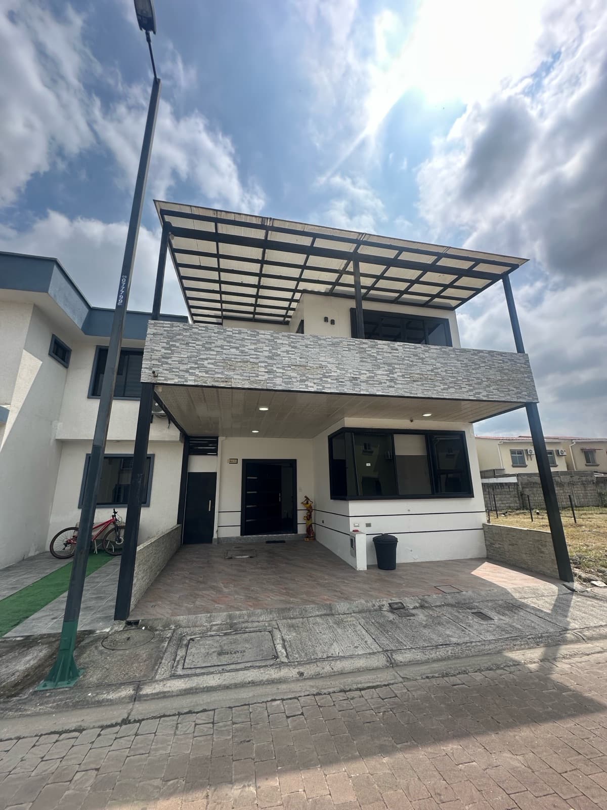 SE VENDE CASA MODERNA EN URB LA RIOJA 2 PISOS (JLR) - 1