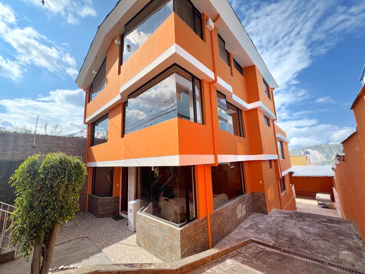 Carcelen-Mastodontes Casa Amplia 4 parqueaderos, vista, excelentes condiciones - 1