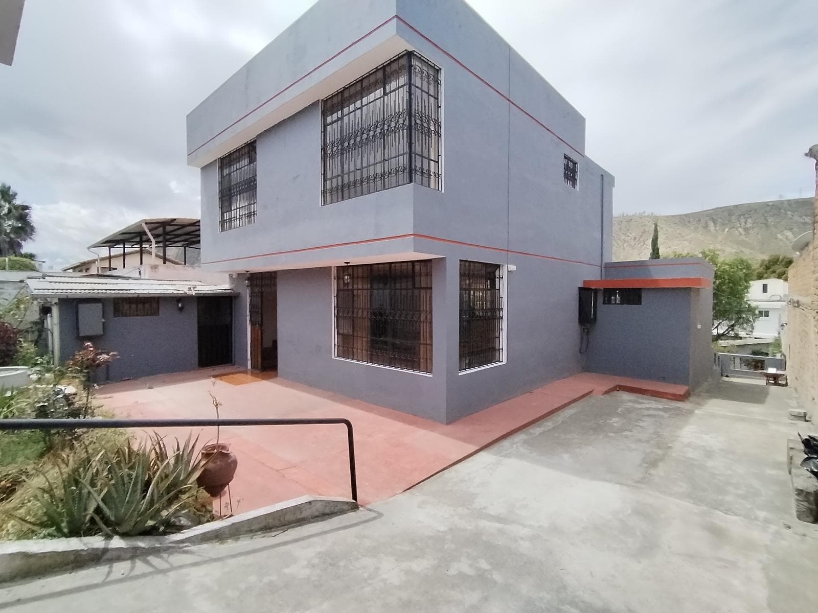 Casa en venta con habitación en planta baja, suite y jardin en la Mitad del Mundo - 1