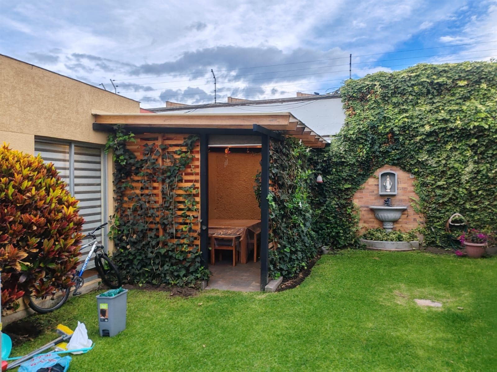 Vendo linda casa independiente en La Primavera, una sola planta - 1