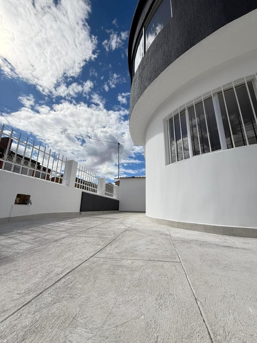 Casa en venta, comercial, rentera y de alta plusvalía, sector Mercado 12 de Abril Cuenca Ec. - 1