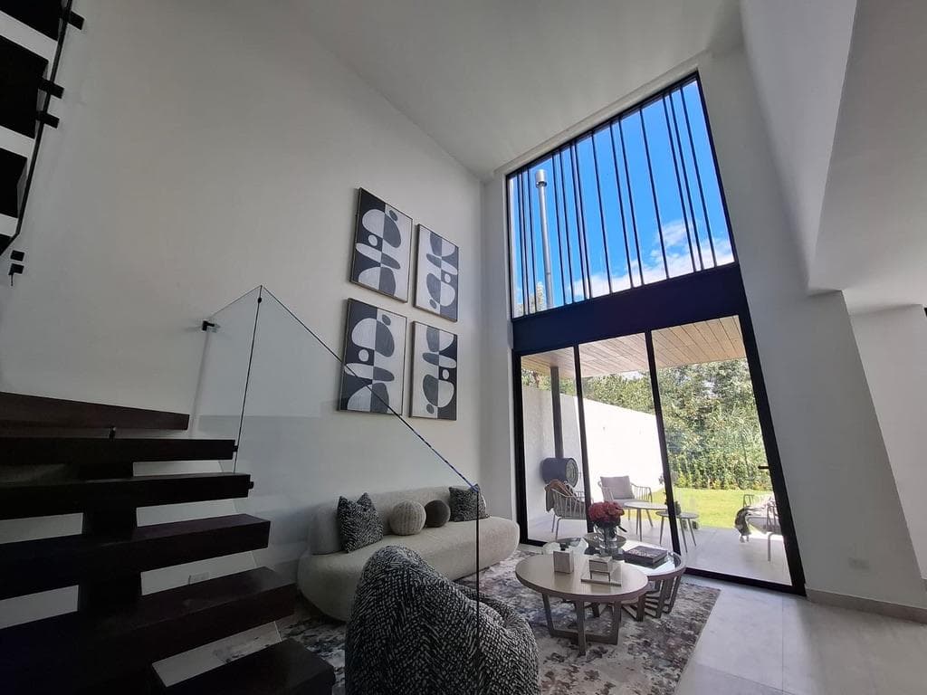 HERMOSA CASA NO ADOSADA, TRES HABITACIONES, PORCHE, JARDIN TUMBACO PACHOSALA - 1