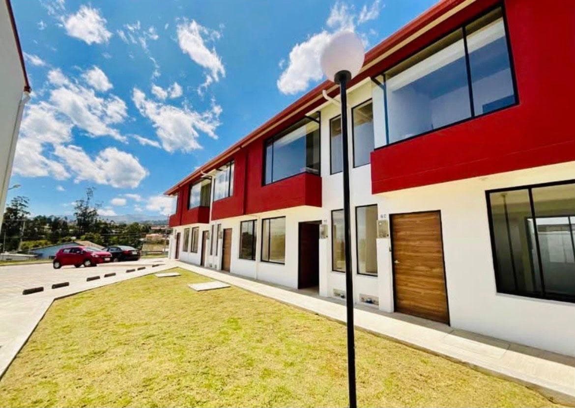 Renta linda casa por estrenar Yaruqui 120 m² - 1