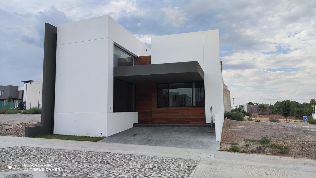 LA FIRMA REAL STATE RENTA PRECIOSA CASA CON ACABADOS DE LUJO EN EXCLUSIVO REISDENCIAL AL NORTE - 1