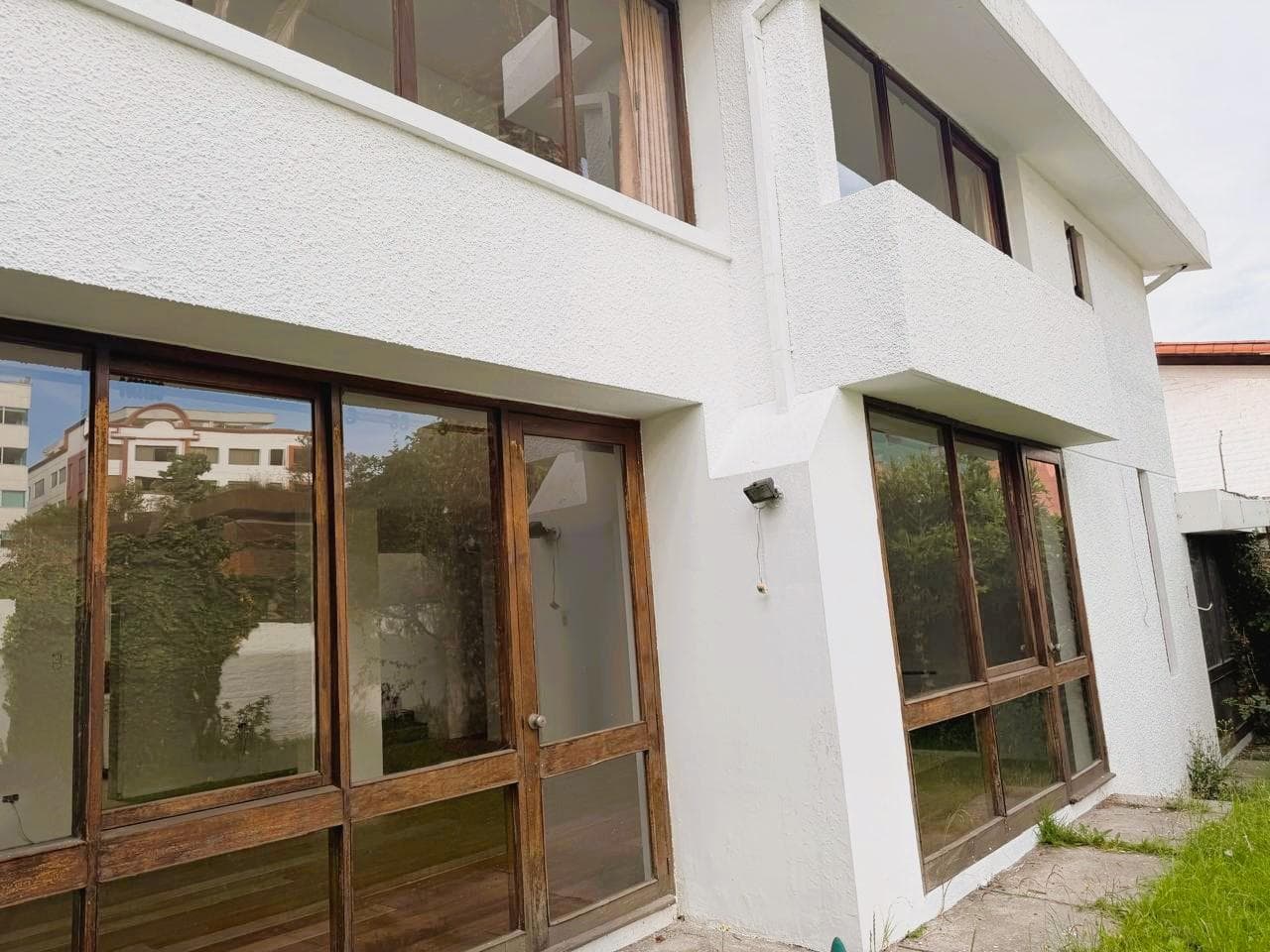 Casa de 350 m² 4 dormitorios, terreno de 565 m² Quito Tenis. GB. - 1