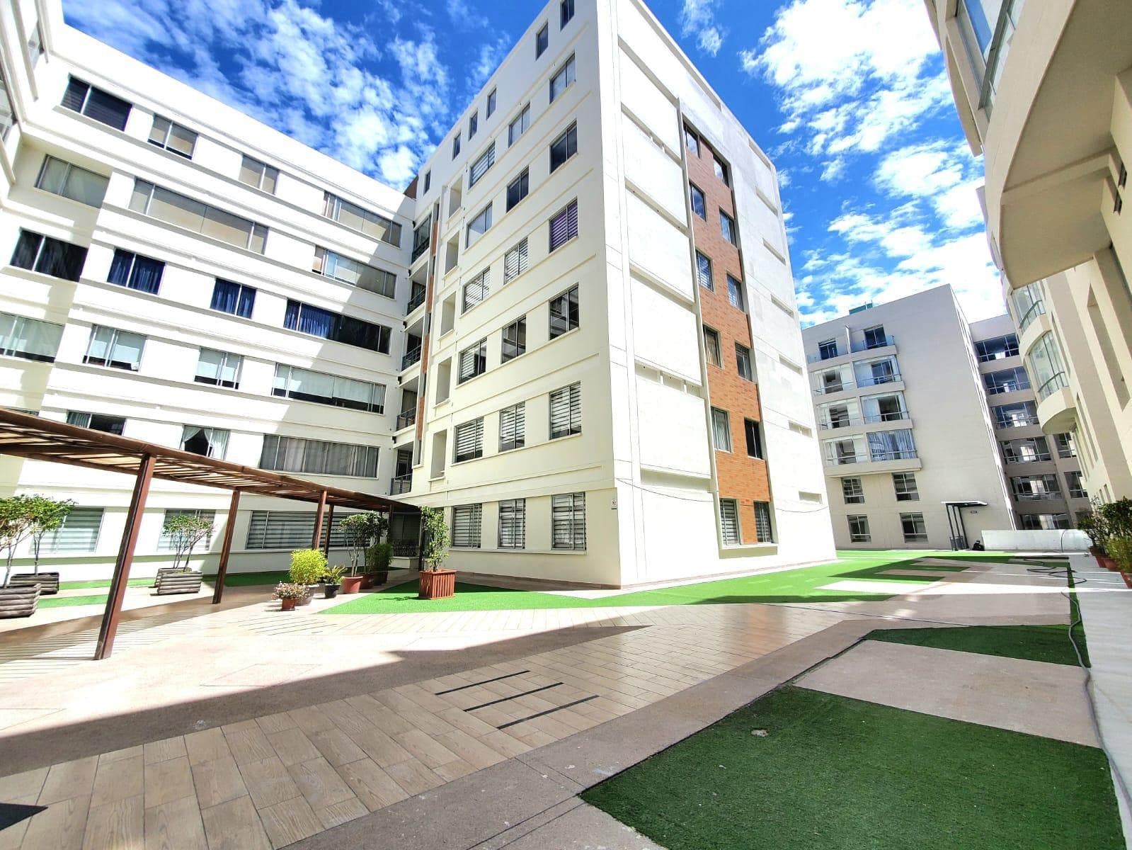 VENDO DEPARTAMENTO CON PATIO SECTOR EL INCA - 1