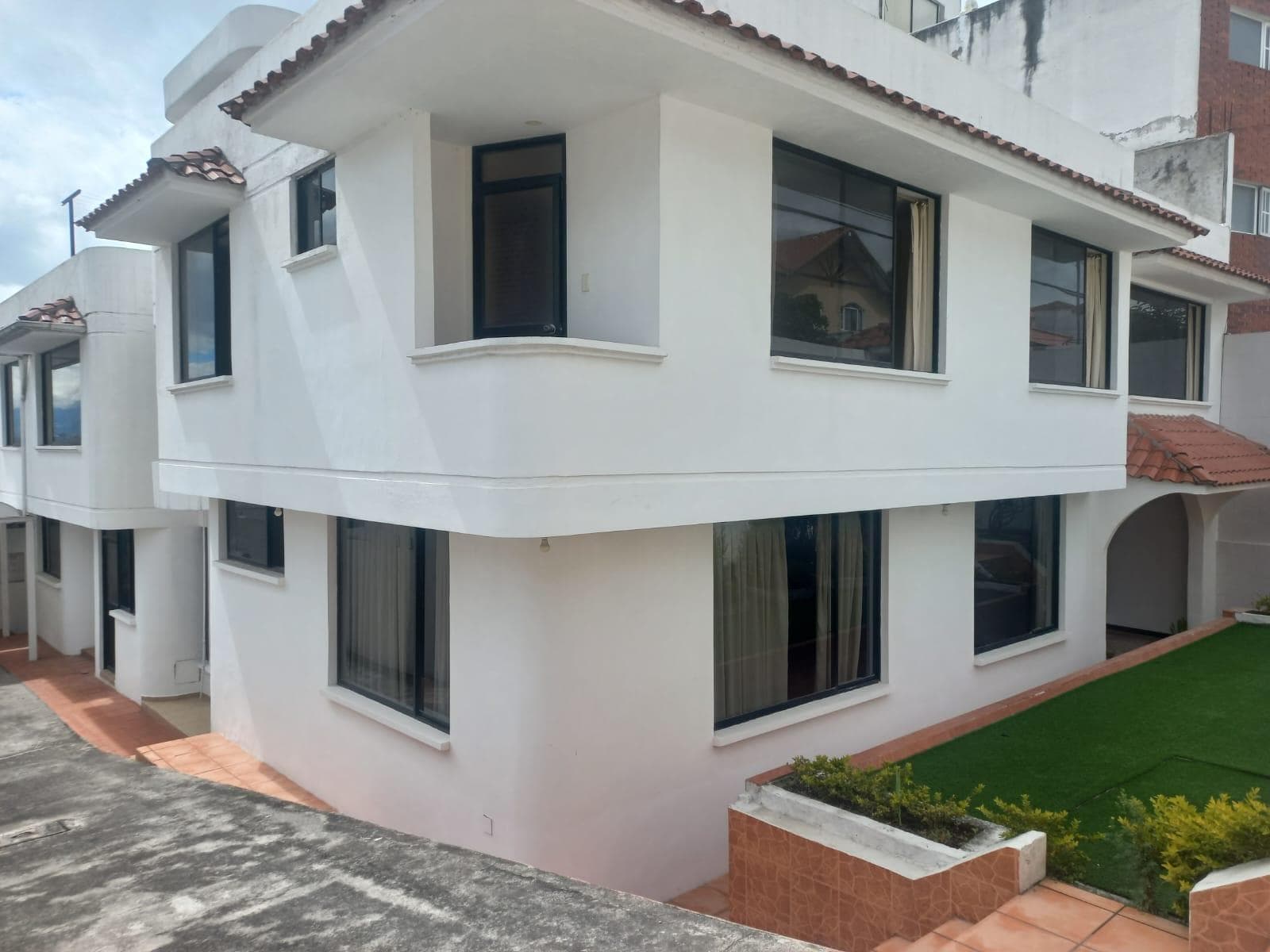 Vendo casa rentera conjunto habitacional uraba 1 calle Javier Espinosa y av Galo plaza lasso Casa - 1