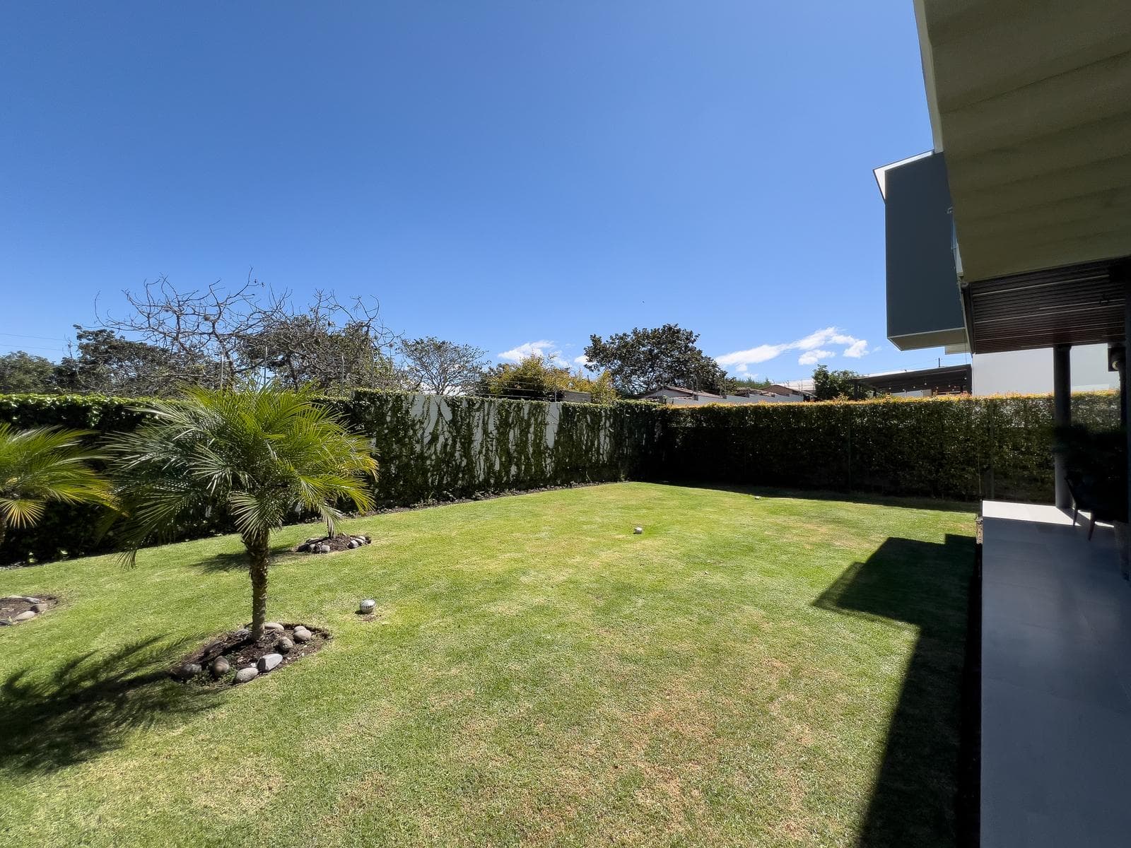 Casa en venta moderna con amplia área verde en conjunto privado Puembo - 1