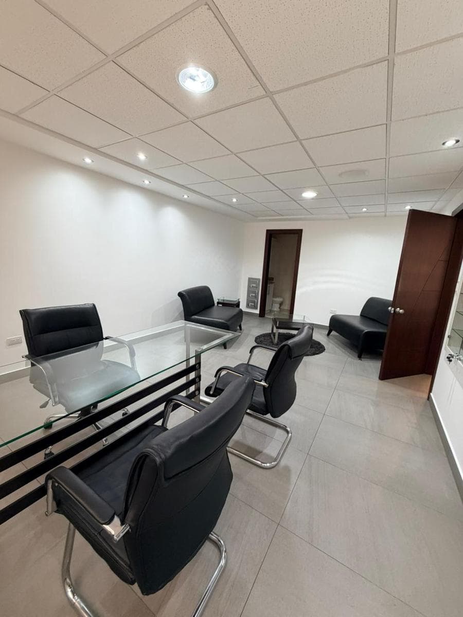 Arriendo Excelente Oficina Amoblada con Divisiones Edificio Corporativo - 1
