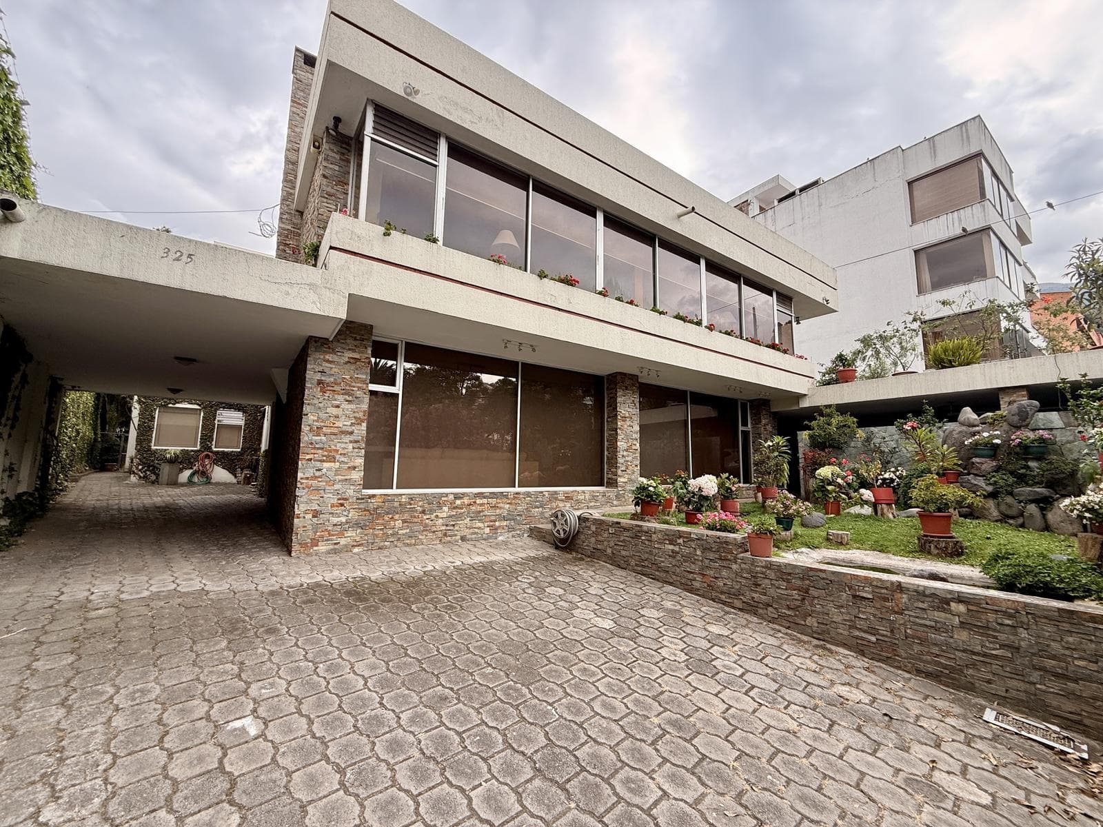 Vendo casa con 2 departamentos en Quito Tenis - 1
