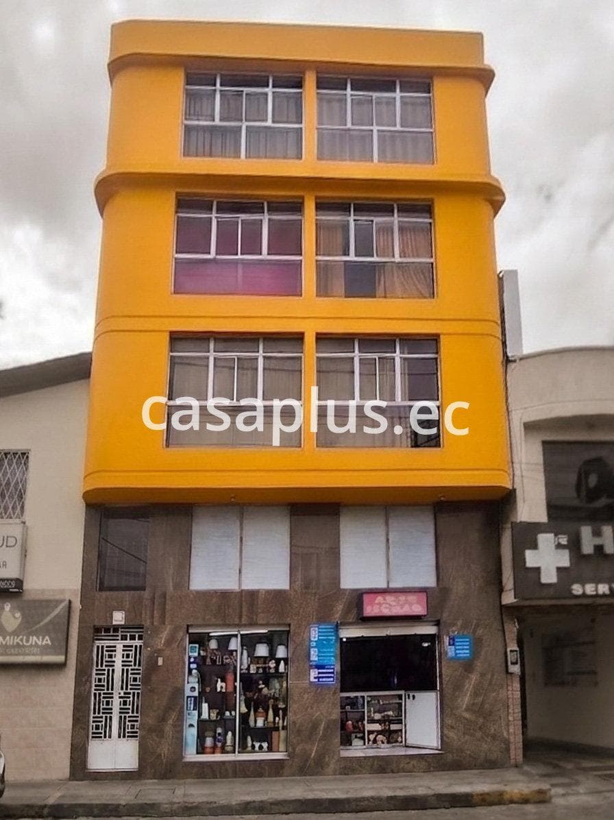 Edificio en Venta frente a Centros Médicos en Latacunga - 1