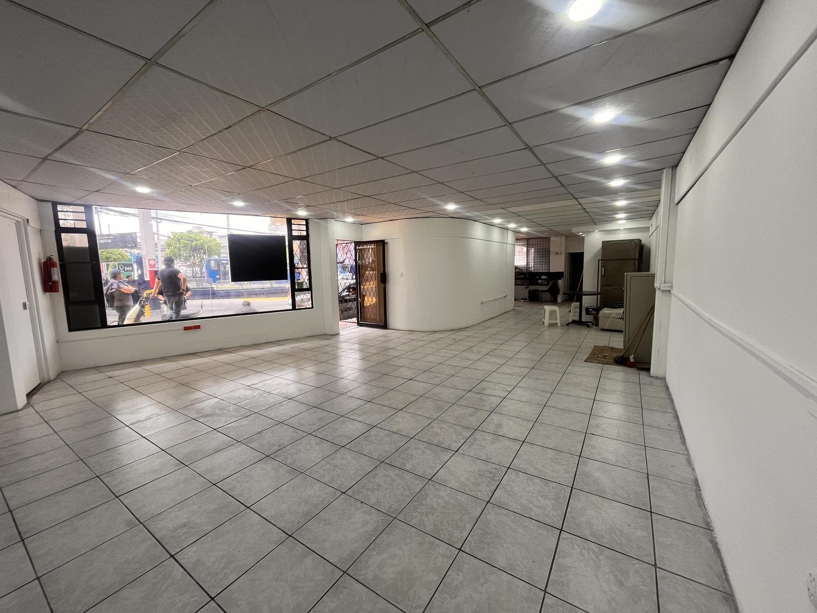Local Comercial Estratégico en Gasolinera - Av. Galo Plaza Lasso - 90 m2 - 1