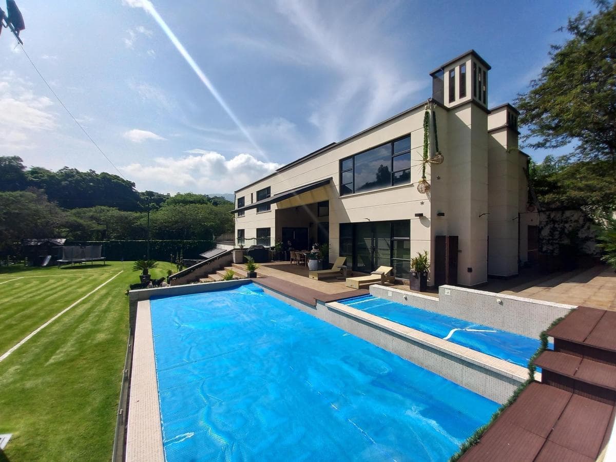 Vendo Exclusiva Casa de Lujo con Cancha de Futbol, Piscina y Jarines - 1