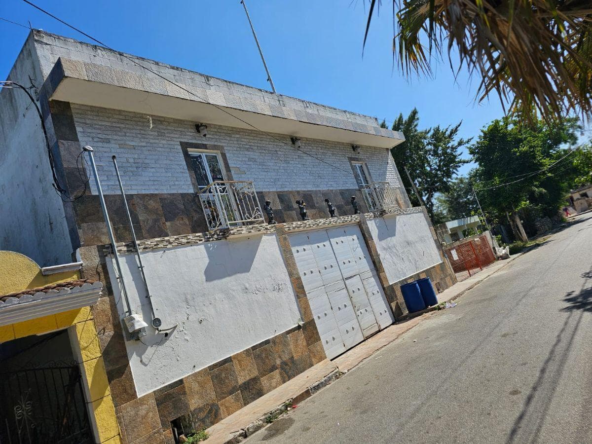 Casa de 3 pisos ideal para negocio - 1