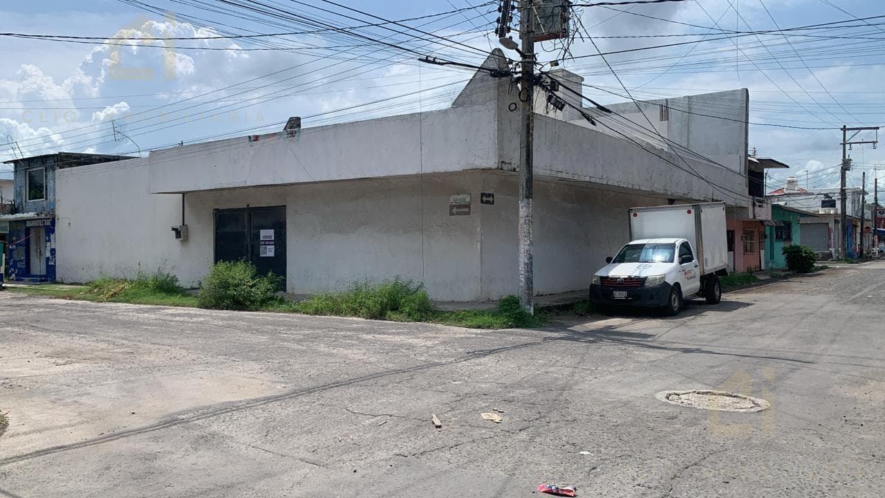 OPORTUNIDAD PROPIEDAD EN ESQUINA A DOS CUADRAS DE RAFAEL CUERVO IDEAL PARA CONSTRUCTOR - 1