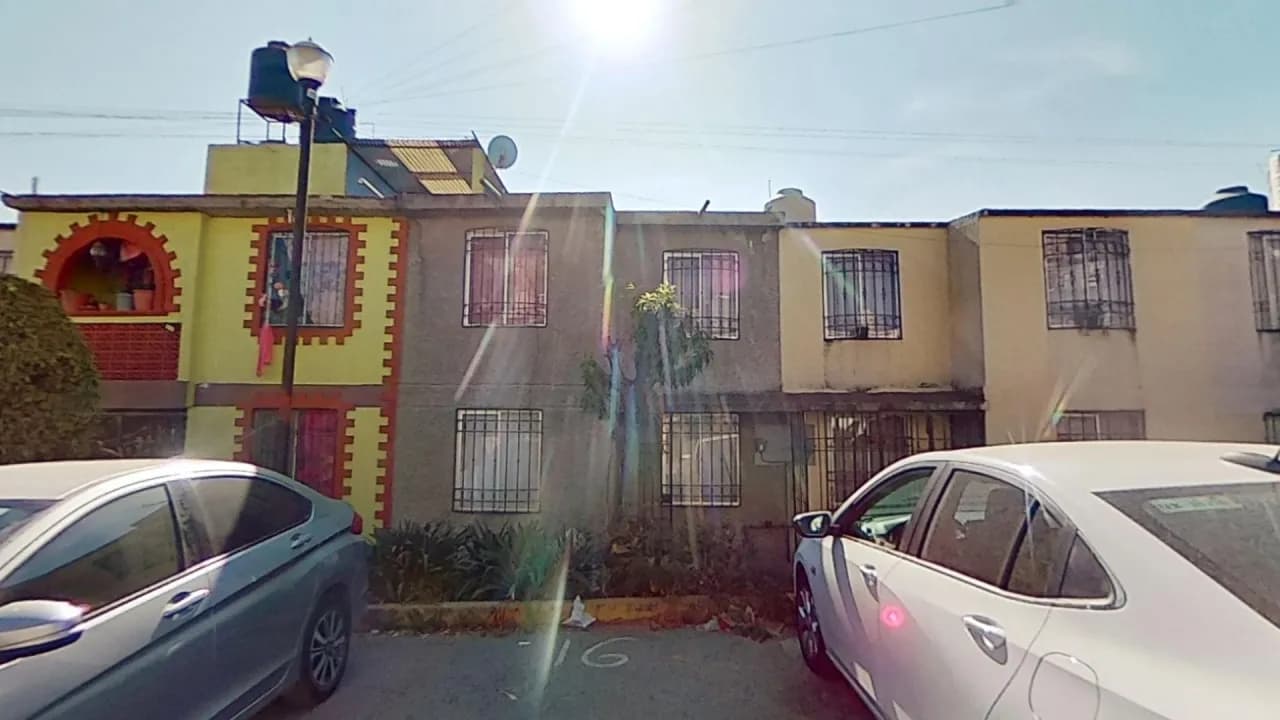 Casa de 2 plantas en cerrada - 1