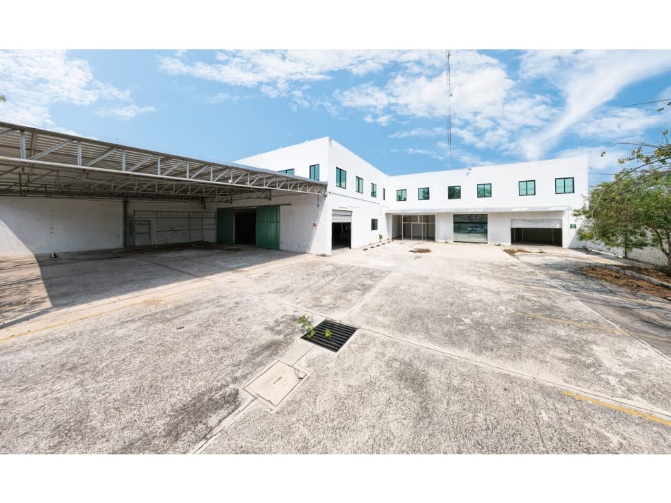 Sobre Avenida Itzaes Bodega en Venta con local comercial y oficinas - 1