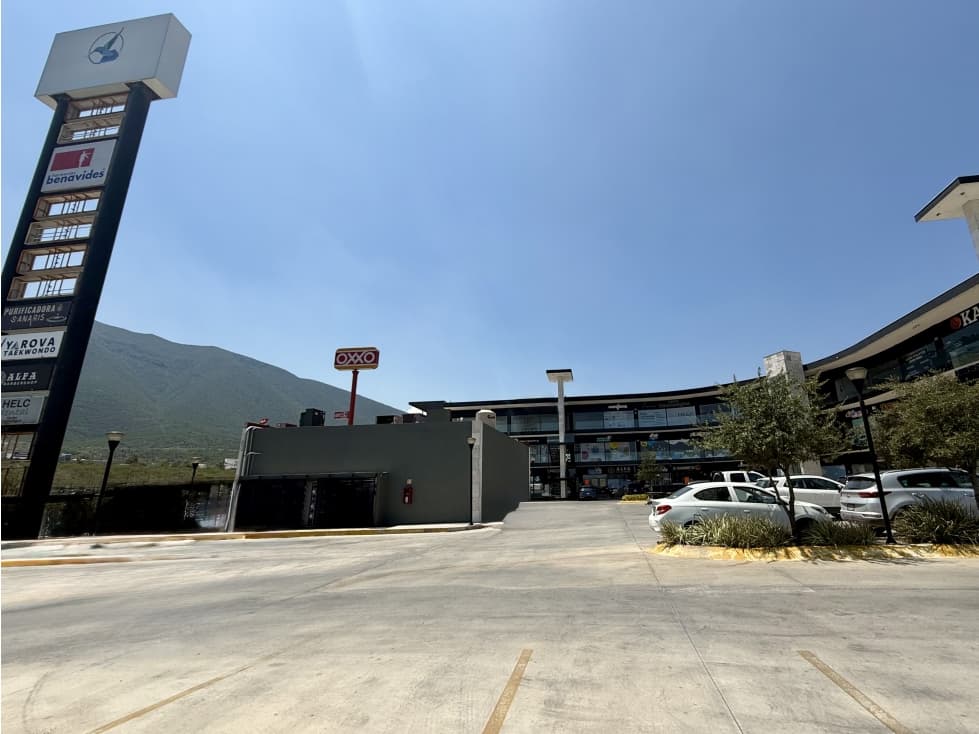 Locales Comerciales en Dominio Cumbres, al Poniente de Monterrey, NL - 1