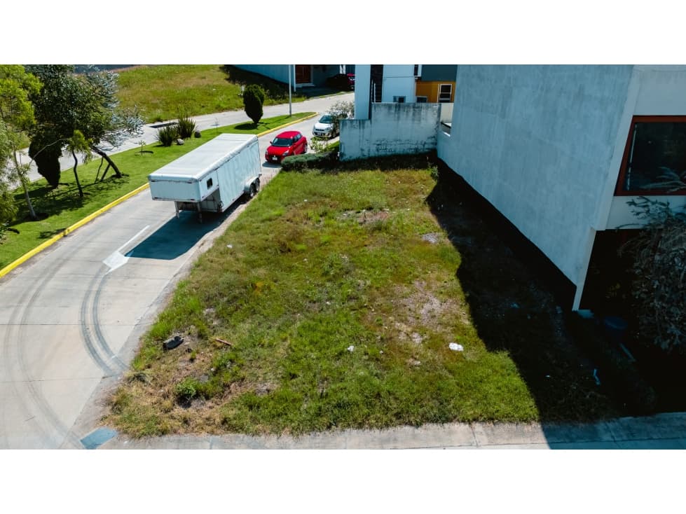 Venta de terreno en esquina en Los Robles Residencial Zapopan Jalisco - 1