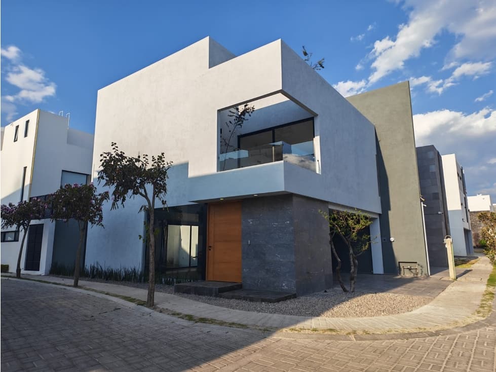 Casa en venta en esquina en lomas de Angelopolis - 1