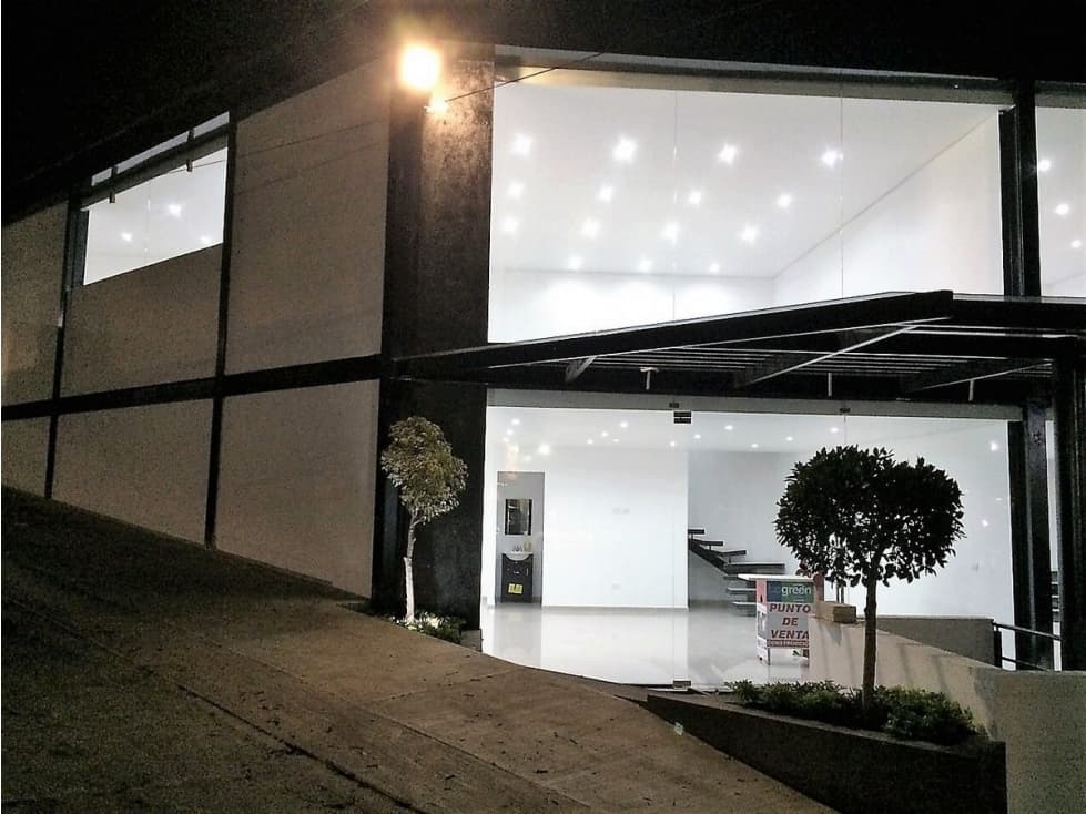 Local en esquina en Plaza Pabellon Lomas - 1