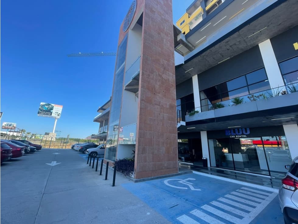 SE RENTA LOCAL EN PLAZA PUNTA PALMEIRA, CERCA DE PLAZA GALERIAS. - 1